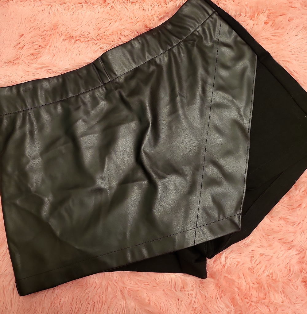 NWOT 1R STUDIO by Torrid Black Faux Leather Women’s Skort - Picture 4 of 8